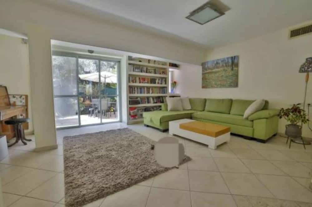 Photo of Livingroom in Ramat Gan