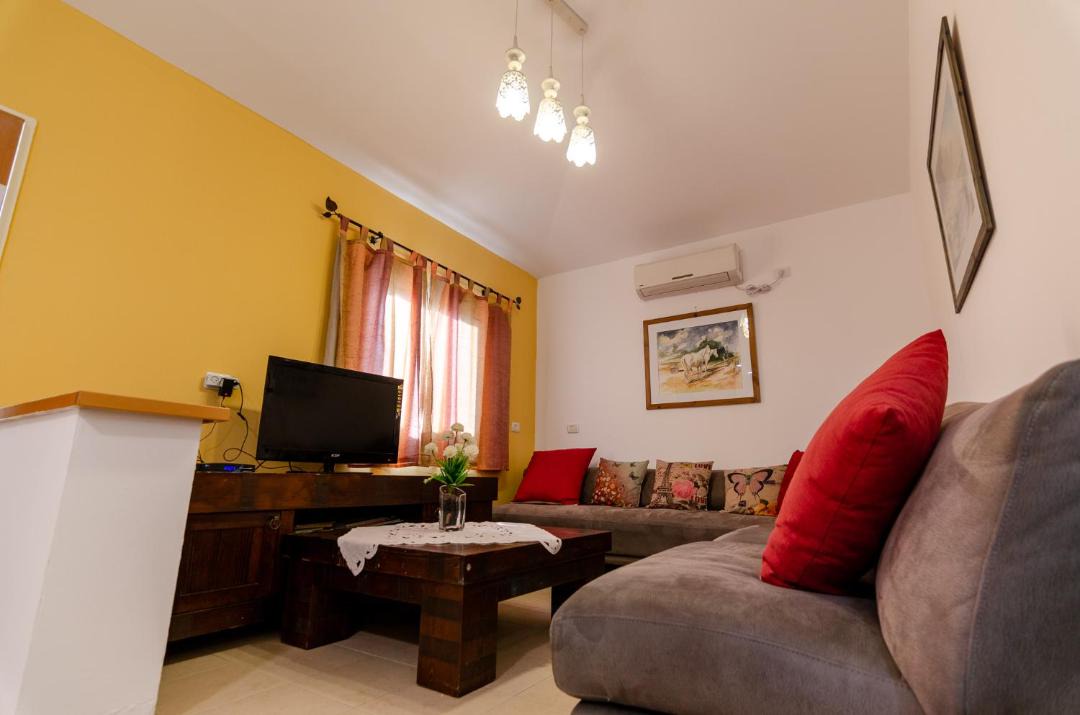 Photo of Livingroom in Gilboa
