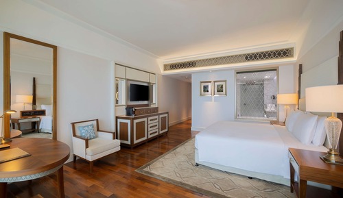Deluxe Suite, 1 King Bed, Balcony, Sea View