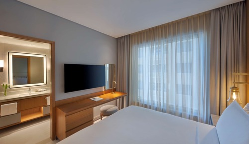 Basic Room, 1 King Bed, Balcony, Corner