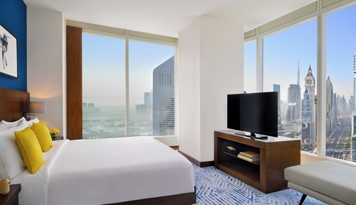 Club Room, 1 King Bed (Club Room Skyline View)