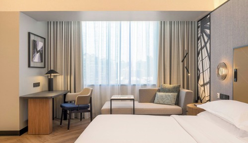 Deluxe Room, 1 King Bed, City View