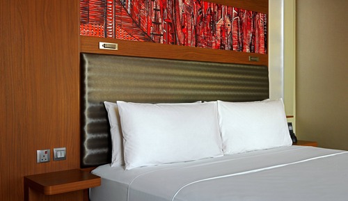 Room, 1 King Bed (Bus: Sobha Metro, JBR, Emirates Mall)