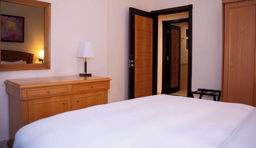 Suite, 3 Bedrooms, Kitchen (2 Dbl,2 Sgl,Free Transfer to Al Khan)