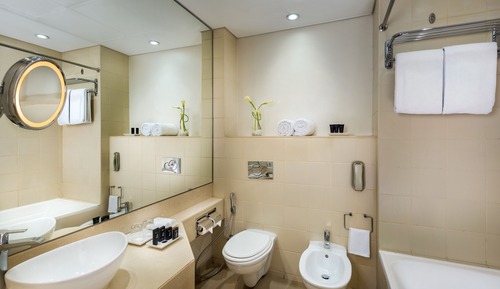 Deluxe Room, 1 King Bed, Pool View