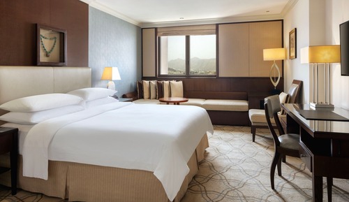 Deluxe Room, 1 King Bed, Mountain View