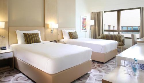 Guest Room - Complimentary Shuttle Bus to Beach & Mall of the Emirates