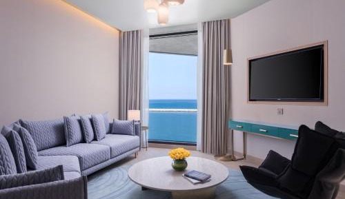 One-Bedroom Suite with Sea View and Kitchen