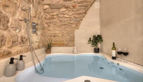 Studio with Spa Bath