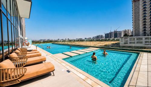 One-Bedroom Apartment with Balcony