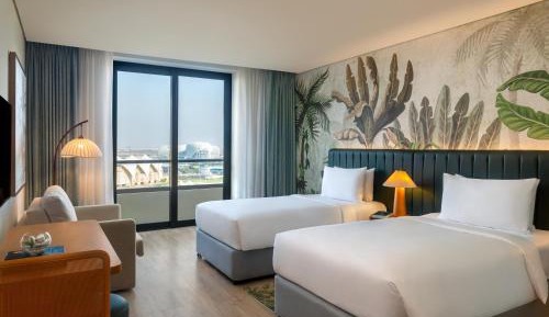 Deluxe Twin Room with Plaza View and Balcony - Theme Park Access
