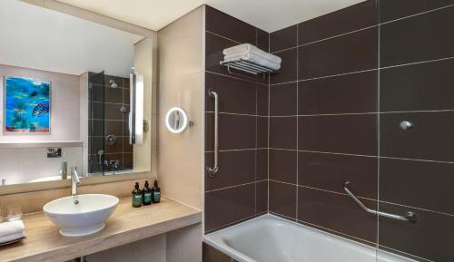 Deluxe King Room with Plaza View - Theme Park Access