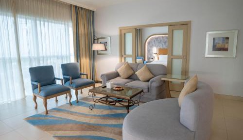 Family Deluxe One Bedroom Suite City View