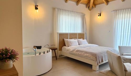 Studio with Spa Bath