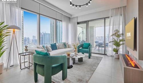 Four-Bedroom Apartment with Balcony 