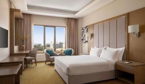 Deluxe King Room with City View - Mobility Accessible