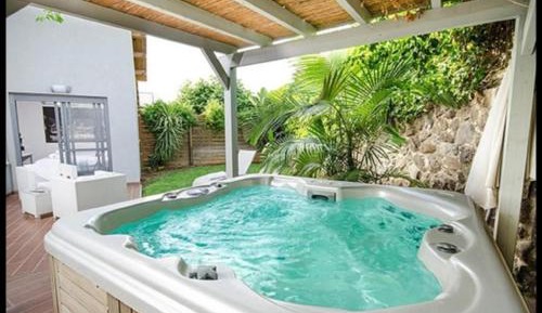 Deluxe Suite with Spa Bath