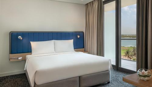 One-Bedroom Suite with Sea View and Balcony - Theme Park Access