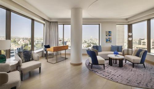 Ambassador King Suite - Club Signia
