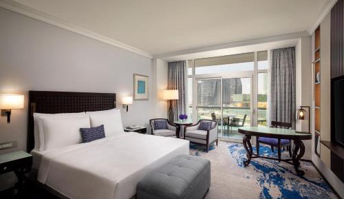Spacious Sea View Room with Balcony and Lounge Access - King Bed