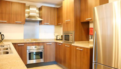 Deluxe Two Bedroom Apartment - Complimentary Transfer to Mall of the Emirates, Insurance Market Metro Station & Jumeirah Beach