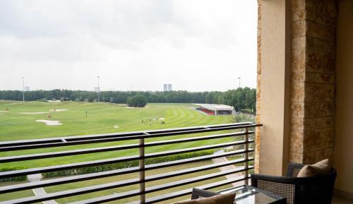 1 Bedroom Executive Suite, 1 King, Golf view, Balcony