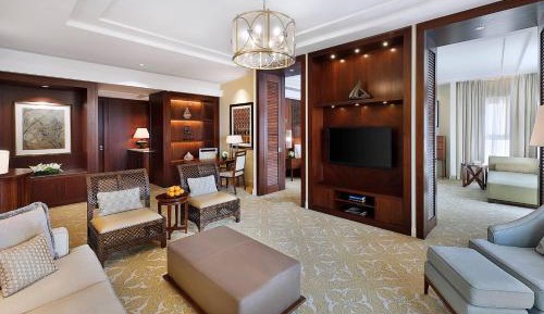 One Bedroom Club Suite, 1 King Bed, Club Lounge Access with 5 Culinary Presentations Including Breakfast and Free Flowing Beverages