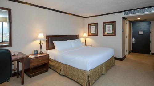 Standard Corner King Room with City View