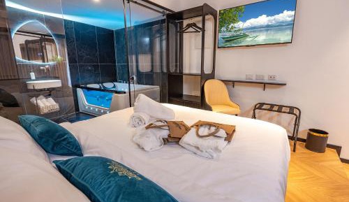 Deluxe Suite with Spa Bath