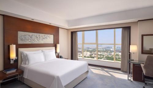 Business Suite - Inclusive of Breakfast, One Way Dubai Airport Drop Off & Club Lounge Access