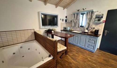 Studio with Spa Bath