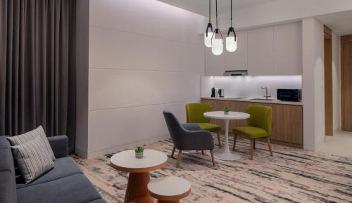 One-Bedroom Suite with Kitchenette and Burj Khalifa View
