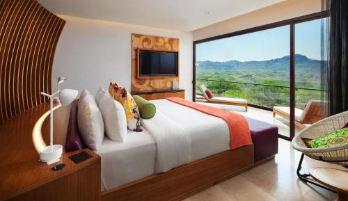 One-Bedroom Premier King Suite with Balcony and Ocean View