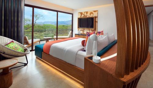 One-Bedroom Deluxe King Suite with Partial Ocean View