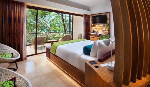 Superior King Room with Balcony and Forest View