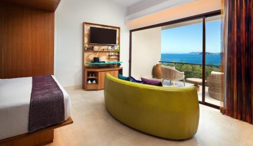 Premier King Room with Balcony and Ocean View