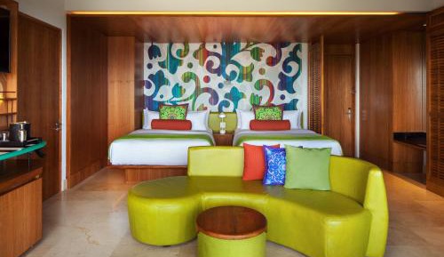 Deluxe Queen Room with Balcony and Partial Ocean View