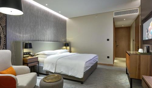 Deluxe King Room Community View