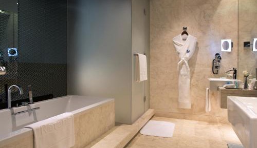 Spacious Room with Kitchenette - King Bed 