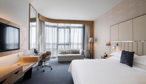 Large Corner Room - King Bed