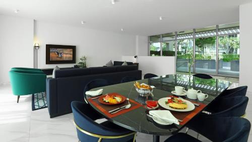 Duplex Apartment with Free Beach and Mall Shuttle