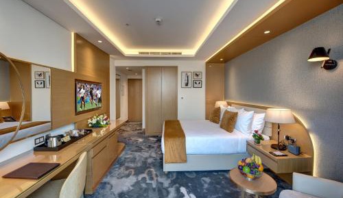 Deluxe Queen Room with 20% Off Food & Beverage (excluding in- room dinning)