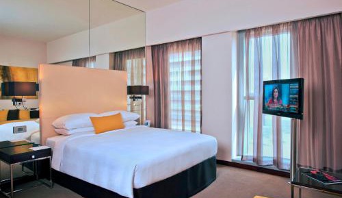 Studio with Kitchenette - Queen Bed