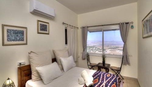 Apartment with Mountain View