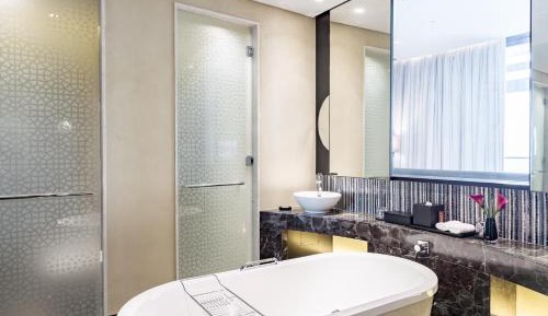 Grand King Suite with Balcony - Club Access
