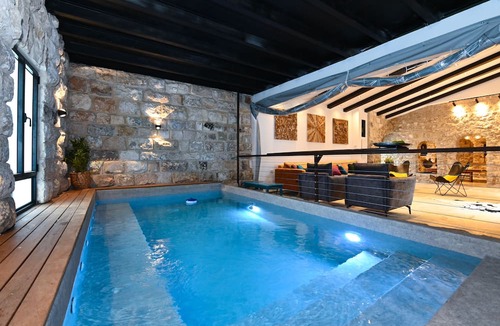 Safed Villa | Villa Confita