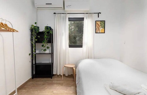 Tel Aviv City Center Apartment | Spacious 2BD Apt Near the Beach &Carmel Market