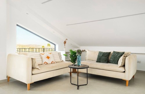 Vered Hagalil Apartment | MAMAD - Sunny Hilltop Hideaway by Sea N' Rent