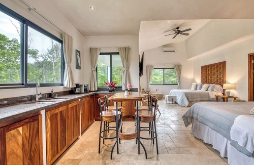 Arenal Hotel | 10-room hotel in fabulous Nuevo Arenal with AC