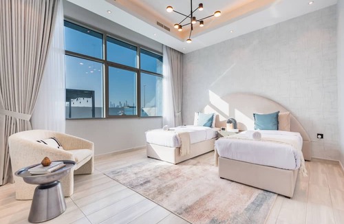 Jumeirah Park Villa | Luxurious 8BR Villa with Assistant Room at Jumeirah Park by Deluxe Holiday Homes